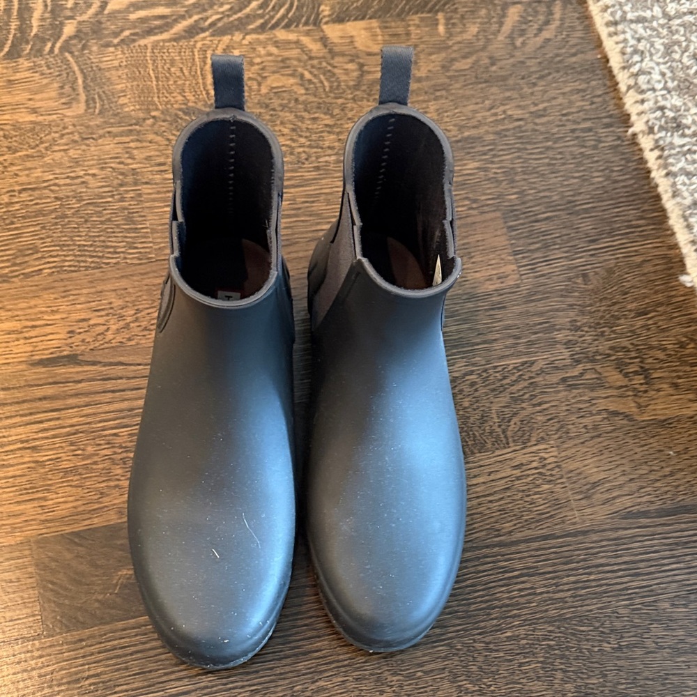 Hunter Women’s Navy Chelsea Rain Boots